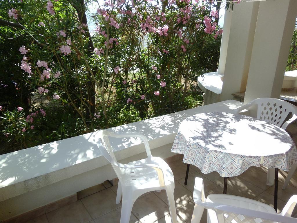Apartments Kresimir Beauty With Shadow Trees And Parking Place Pag Town Δωμάτιο φωτογραφία